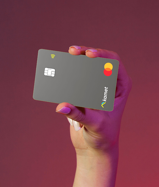 Mano sosteniendo un teléfono con la app Kamet